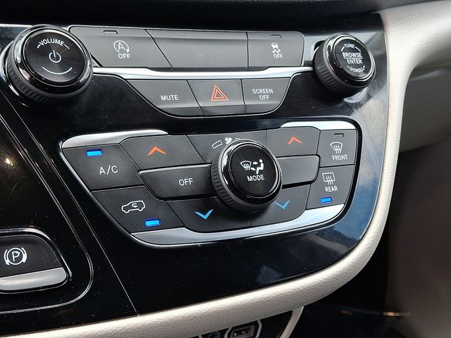 Thumbnail: 2023 Chrysler Voyager - 17