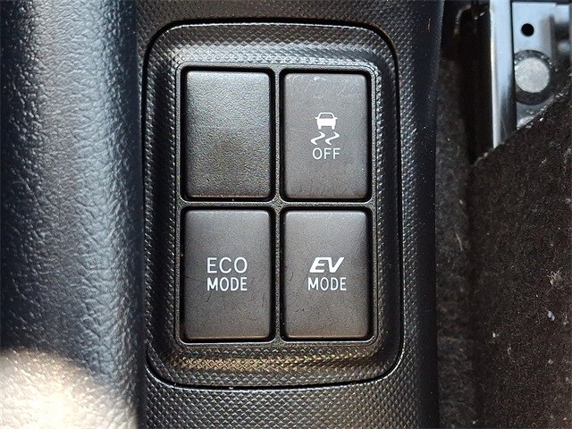 Thumbnail: 2016 Toyota Prius c - 23