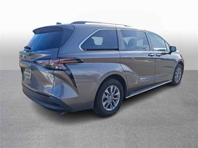 Thumbnail: 2023 Toyota Sienna - 4