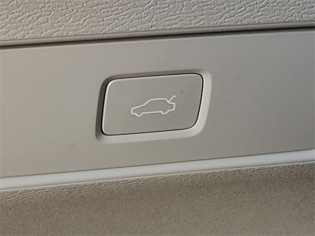 Thumbnail: 2024 Volvo XC40 - 21