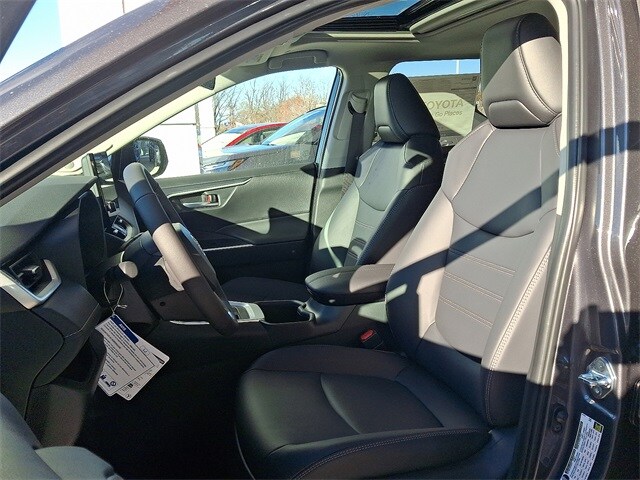 Thumbnail: 2025 Toyota RAV4 - 13