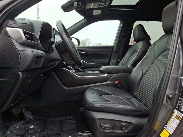 Thumbnail: 2023 Toyota Highlander - 14