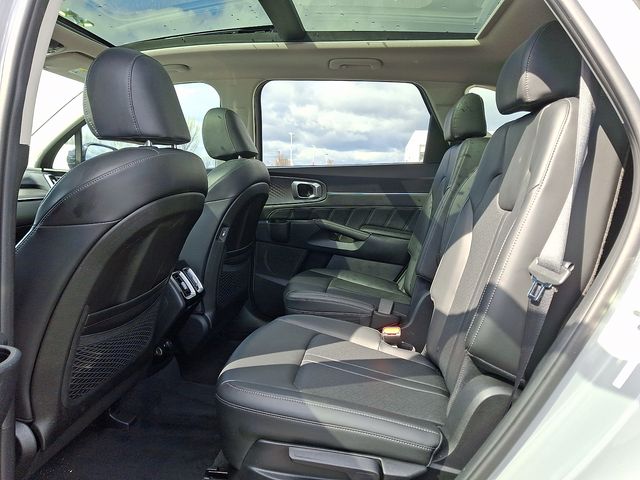Thumbnail: 2023 Kia Sorento - 10