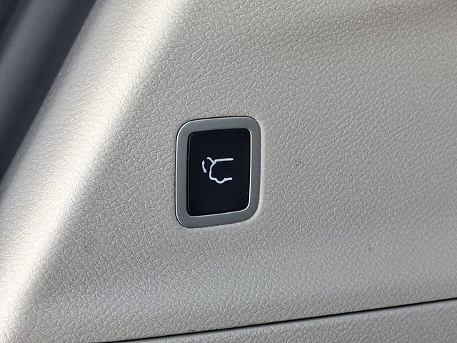 Thumbnail: 2023 Chrysler Voyager - 31