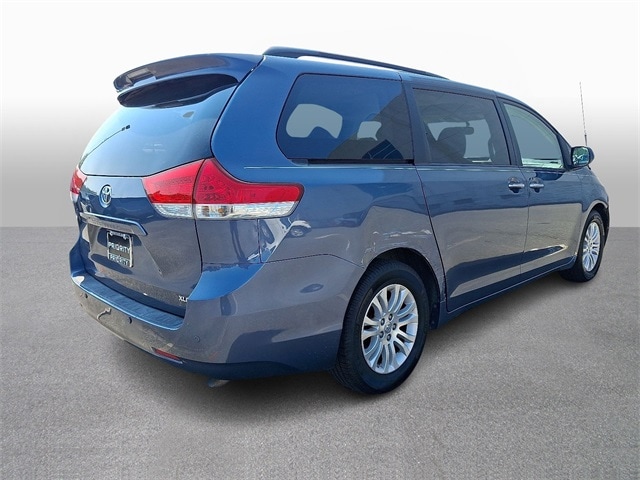 Thumbnail: 2014 Toyota Sienna - 3
