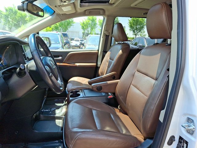Thumbnail: 2017 Toyota Sienna - 15