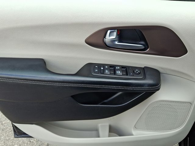 Thumbnail: 2023 Chrysler Voyager - 14