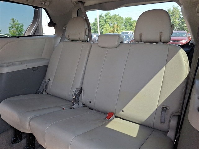 Thumbnail: 2014 Toyota Sienna - 8