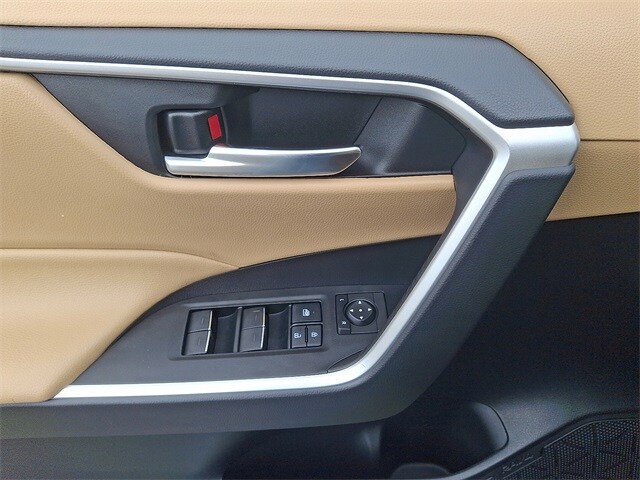 Thumbnail: 2022 Toyota RAV4 - 11