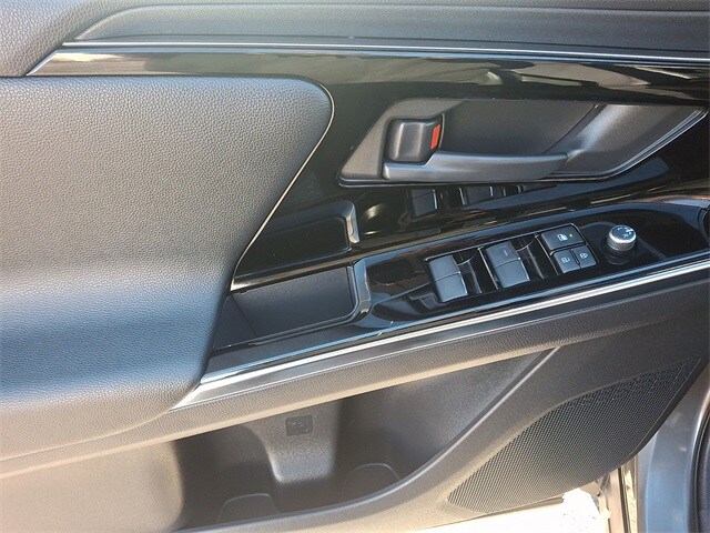 Thumbnail: 2023 Toyota bZ4X - 12