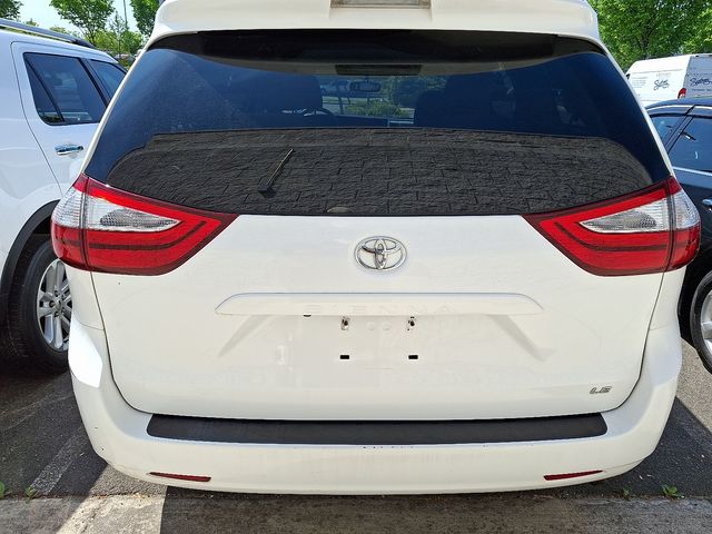 Thumbnail: 2017 Toyota Sienna - 5