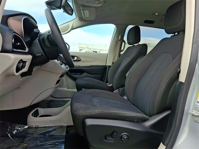 Thumbnail: 2023 Chrysler Voyager - 15