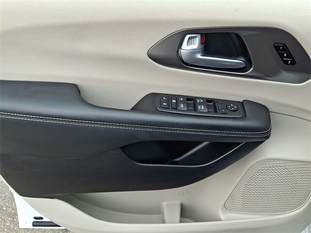 Thumbnail: 2024 Chrysler Pacifica - 13