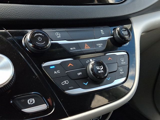 Thumbnail: 2023 Chrysler Voyager - 16