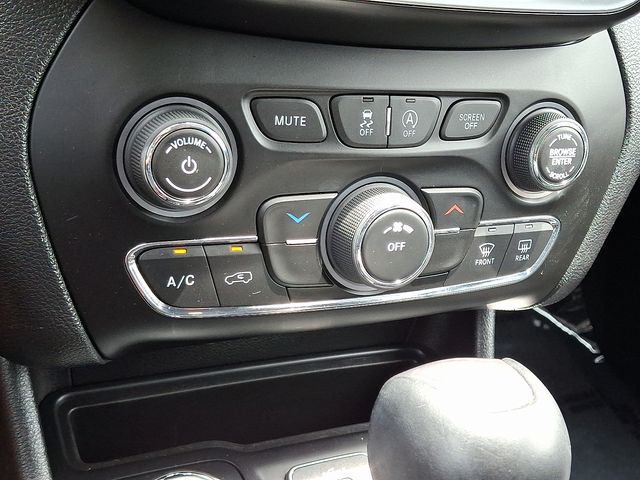 Thumbnail: 2019 Jeep Cherokee - 15