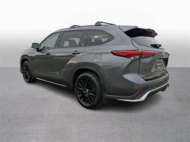 Thumbnail: 2023 Toyota Highlander - 6