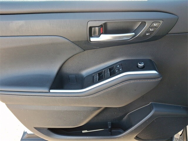 Thumbnail: 2023 Toyota Highlander - 13