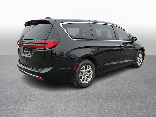 Thumbnail: 2025 Chrysler Pacifica - 4
