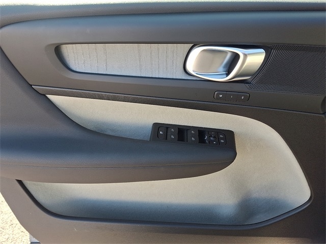 Thumbnail: 2024 Volvo XC40 - 10