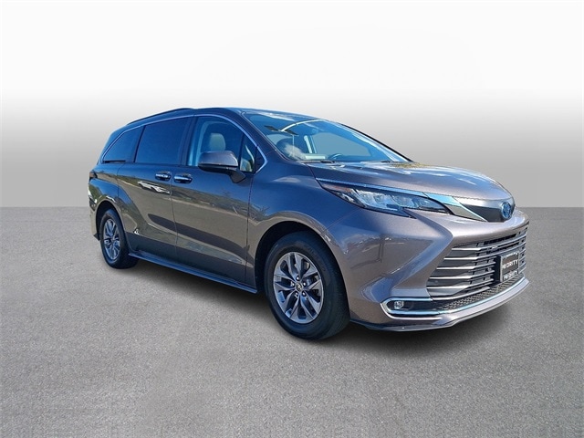 Thumbnail: 2023 Toyota Sienna - 3