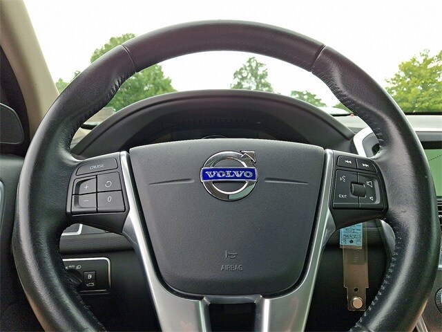 Thumbnail: 2016 Volvo XC60 - 17