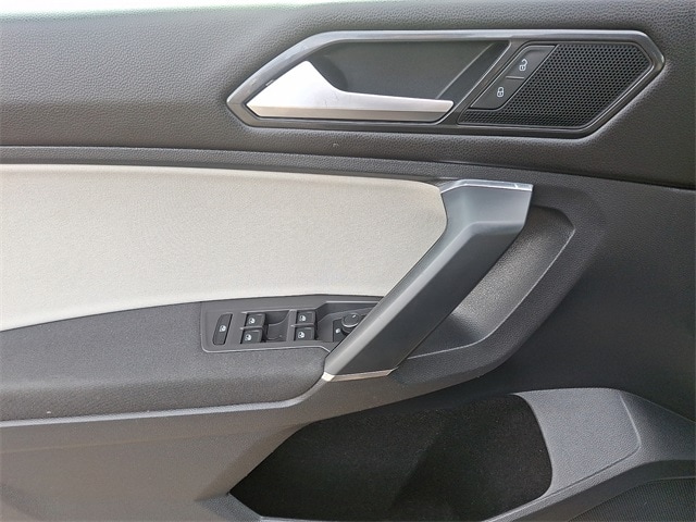 Thumbnail: 2018 Volkswagen Tiguan - 12