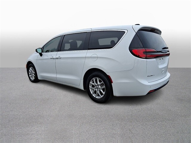 Thumbnail: 2024 Chrysler Pacifica - 6