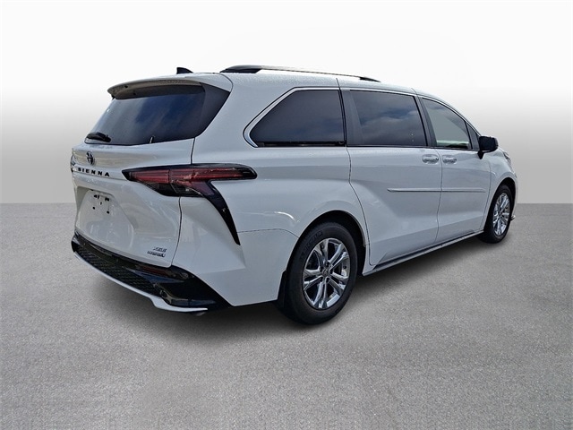 Thumbnail: 2023 Toyota Sienna - 4