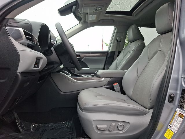 Thumbnail: 2023 Toyota Highlander - 14