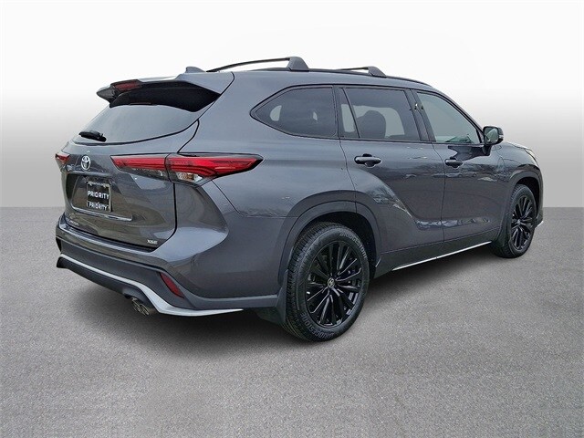 Thumbnail: 2023 Toyota Highlander - 4