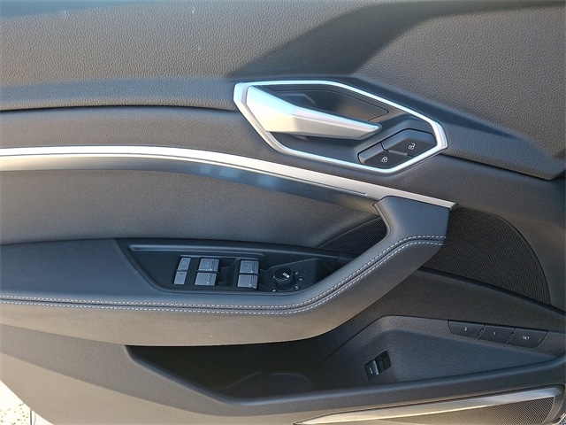 Thumbnail: 2022 Audi e-tron - 12