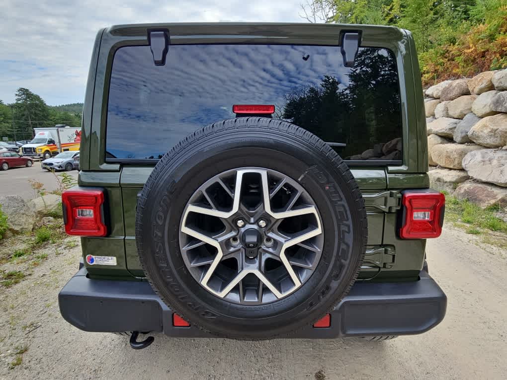 2024 Jeep Wrangler Sahara photo 3