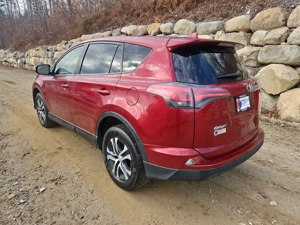 2018 Toyota RAV4 LE photo 3