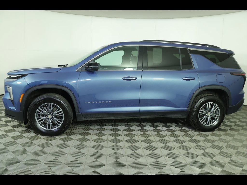 2025 Chevrolet Traverse photo 2