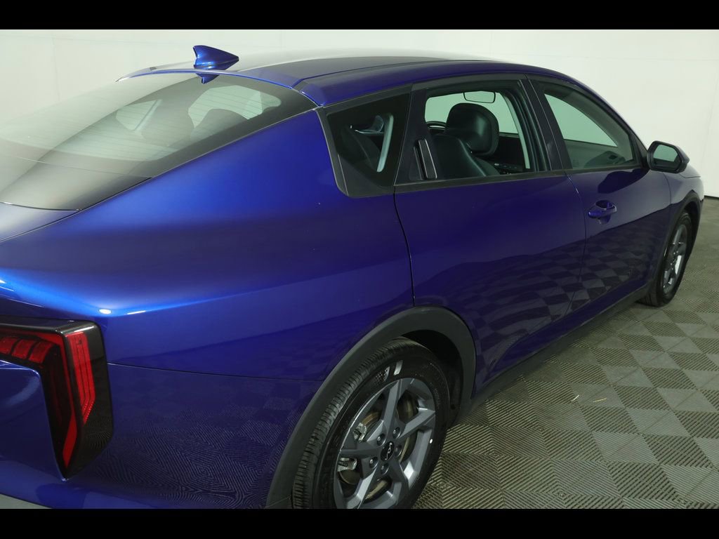 2025 Kia K4 LXS - Photo 17