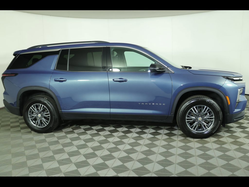 2025 Chevrolet Traverse photo 2