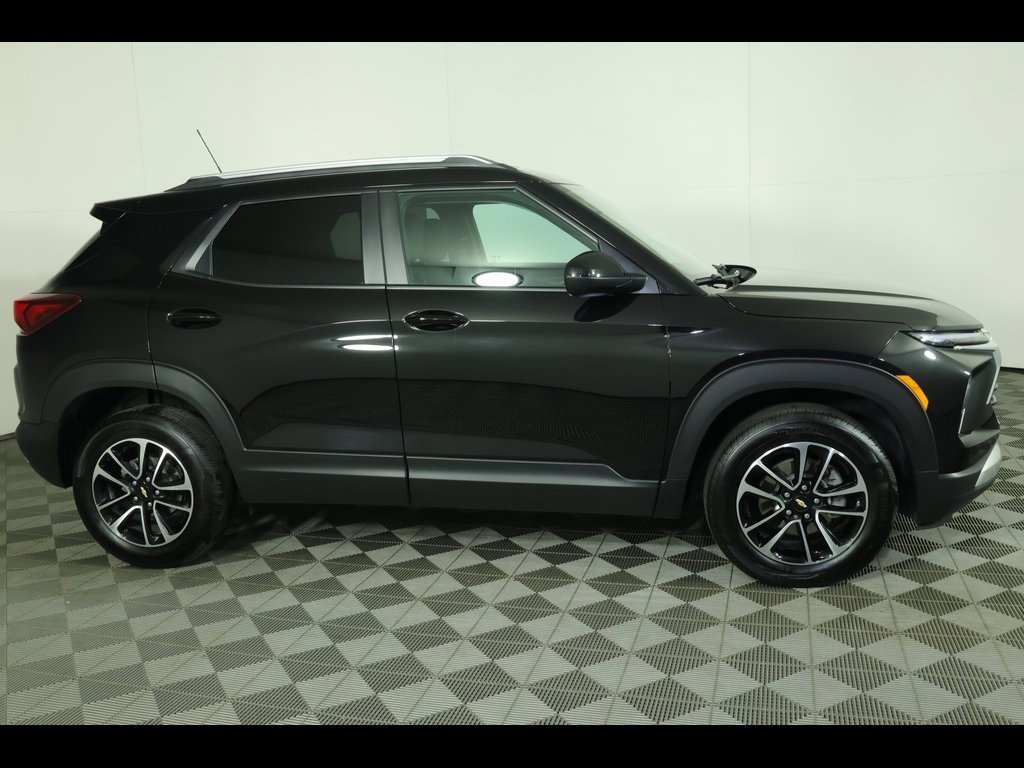 2024 Chevrolet Trailblazer LT photo 2