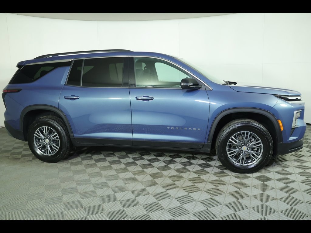 Used 2025 Chevrolet Traverse LT SUV