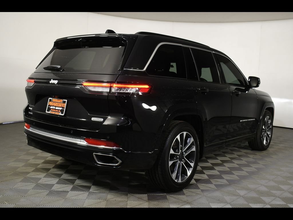 2024 Jeep Grand Cherokee Overland photo 2
