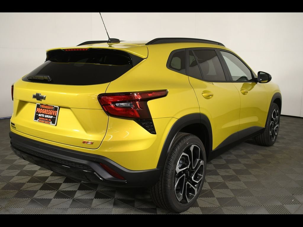 2025 Chevrolet Trax photo 2