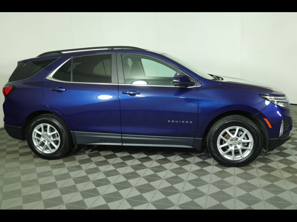 2023 Chevrolet Equinox LT photo 2
