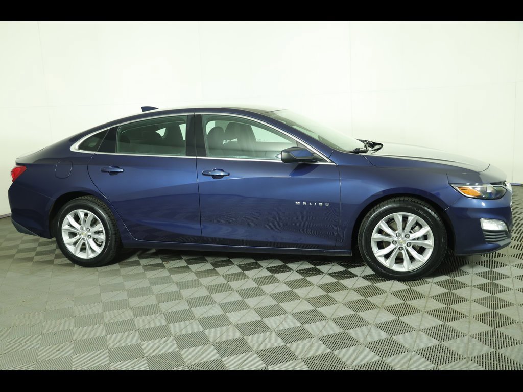 2022 Chevrolet Malibu 1LT photo 2