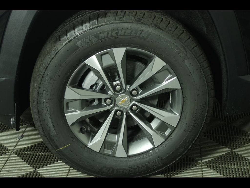 2027 Chevrolet Equinox LT - Photo 6