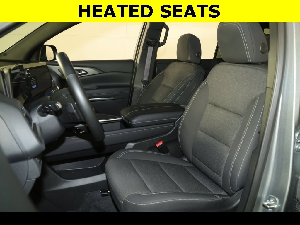 2025 Chevrolet Traverse photo 2