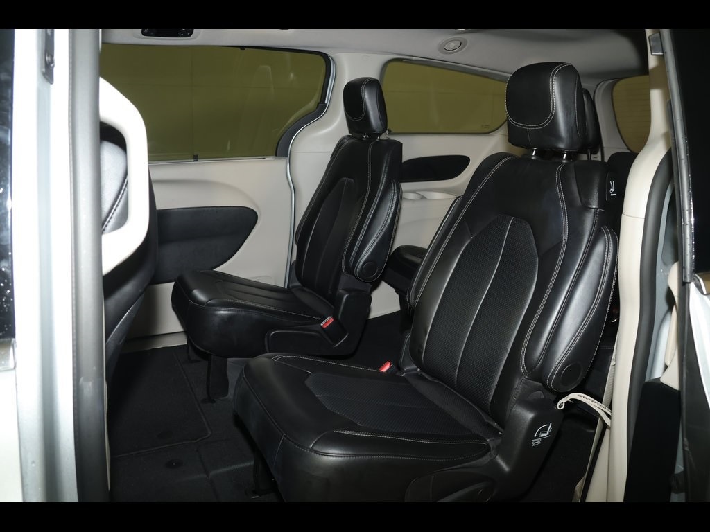 Used 2024 Chrysler Pacifica Touring L Minivan/Van