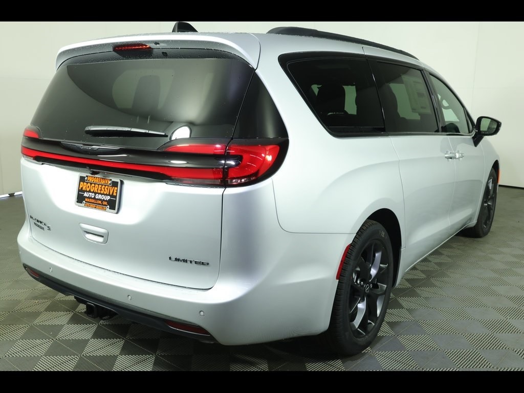 New 2026 Chrysler Pacifica LIMITED Passenger Van