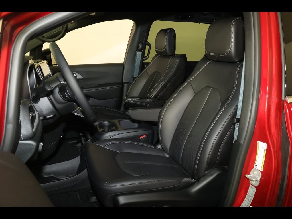 2026 Chrysler Pacifica photo 3
