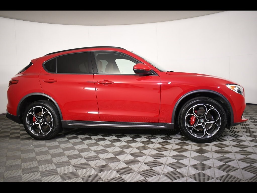 2022 Alfa Romeo Stelvio Ti photo 2