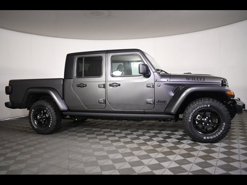 2025 Jeep Gladiator Willys photo 2