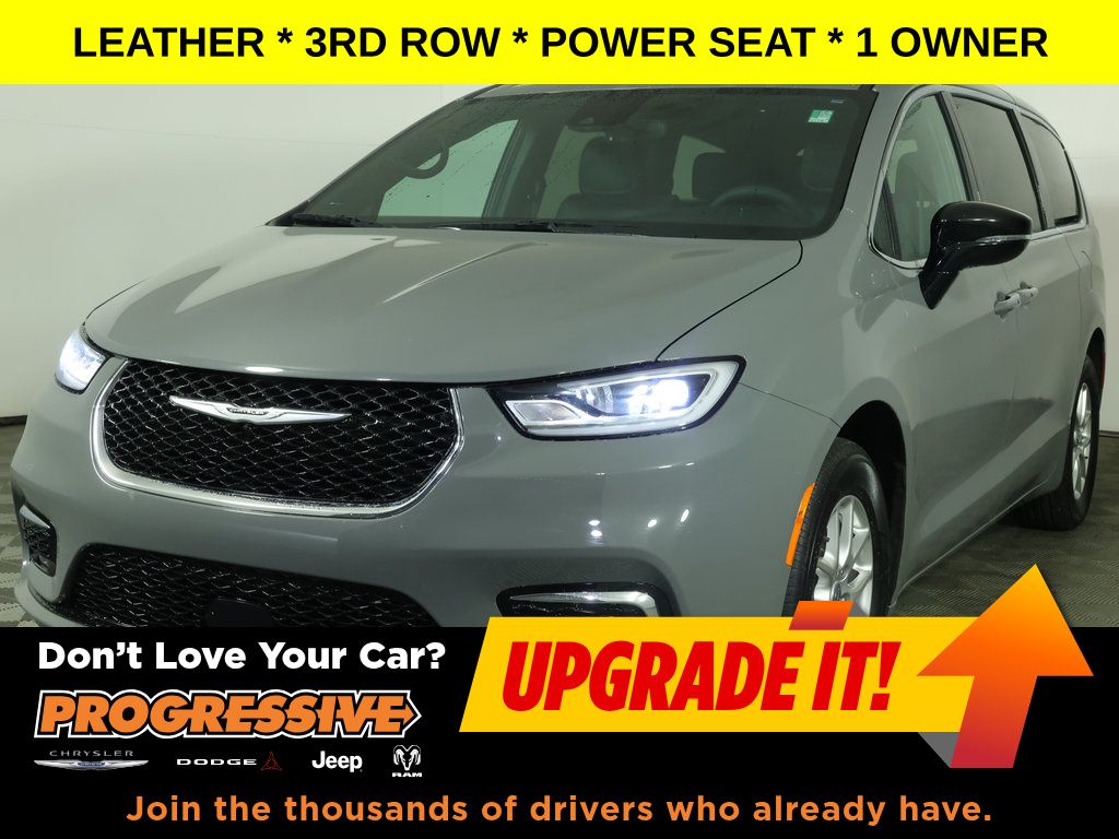 2025 Chrysler Pacifica Select's photo